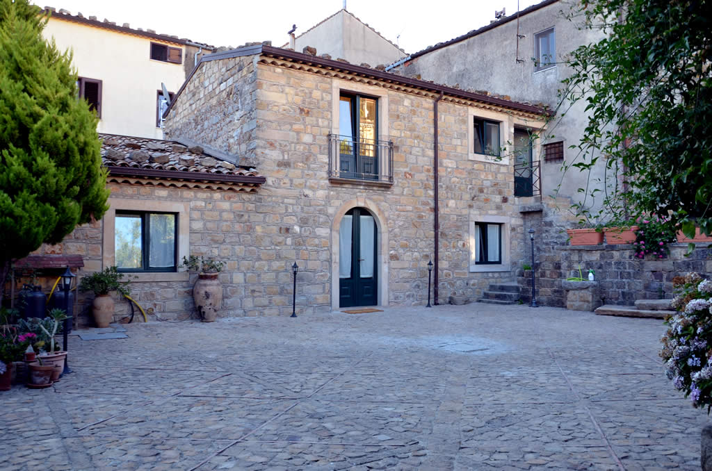 http://www.lacarretteria.it/wp-content/uploads/2015/03/carretteria_esterno2.jpg