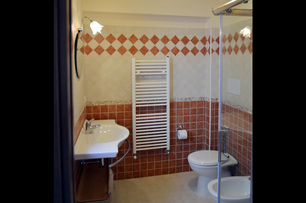 http://www.lacarretteria.it/wp-content/uploads/2015/03/casa_vacanze_bagno.jpg