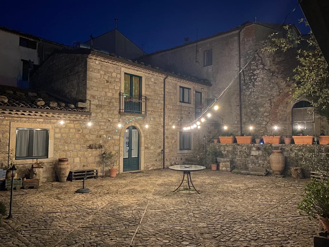 La Carretteria Guest House nel centro storico di Mistretta di notte