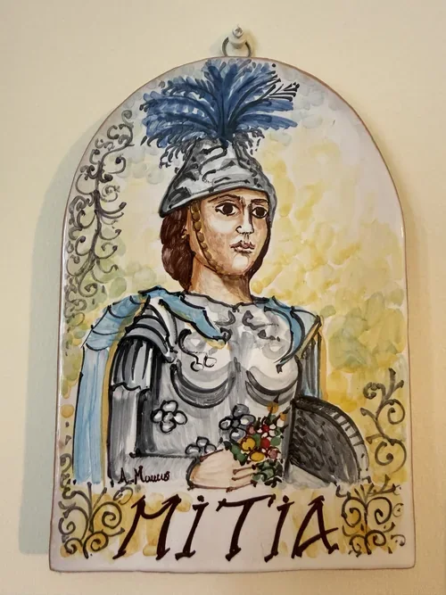 Dettaglio ceramica Mithia ispirata ai Giganti di Mistretta